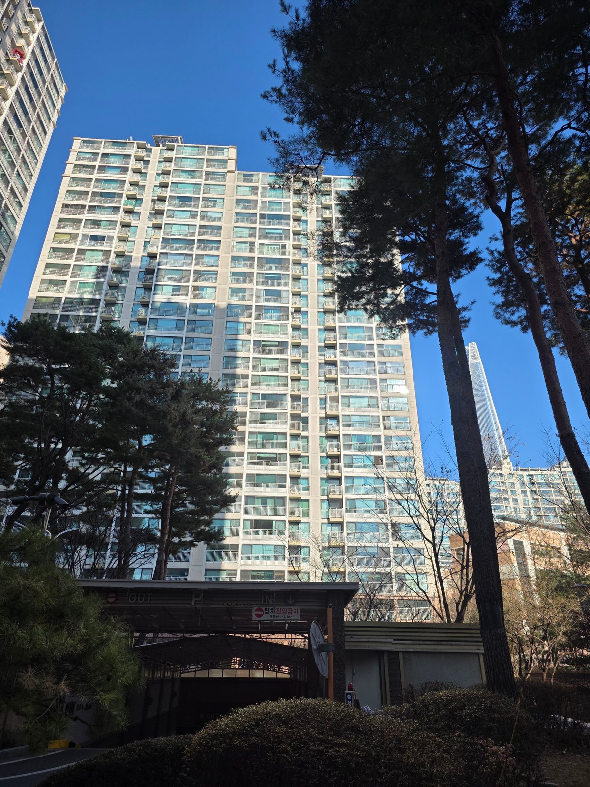 파크리오 고층 동 외관과 단지 조경