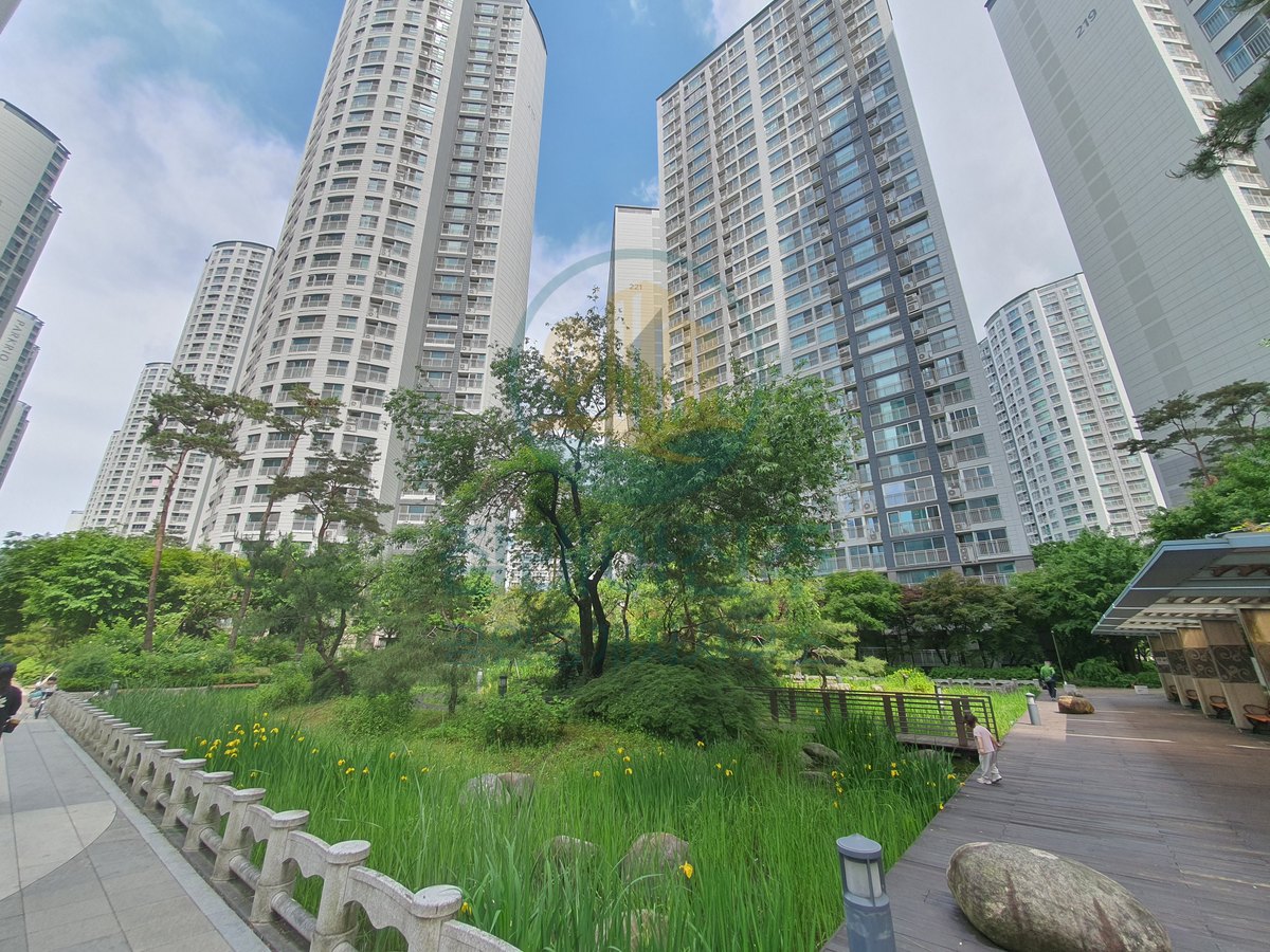 파크리오 고층 동과 수변 조경 산책로