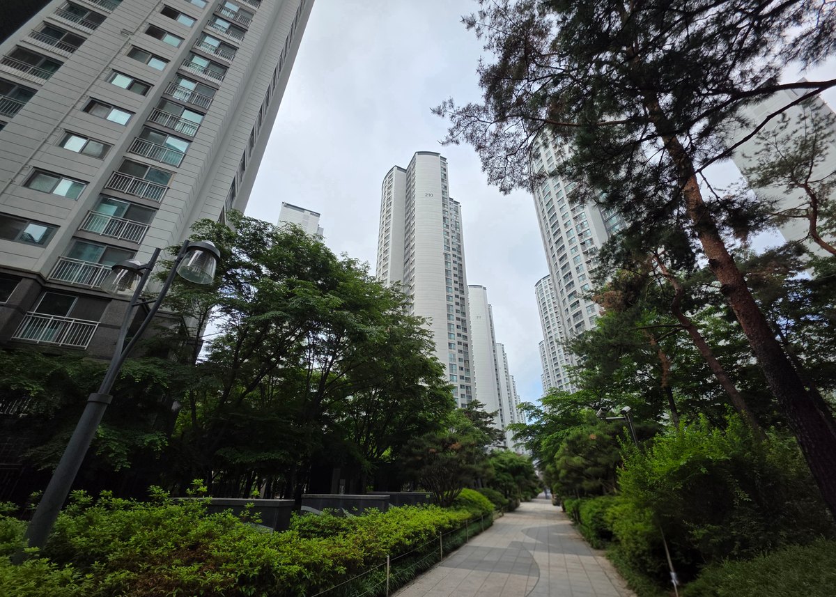 파크리오 보행로에서 본 고층 동 외관